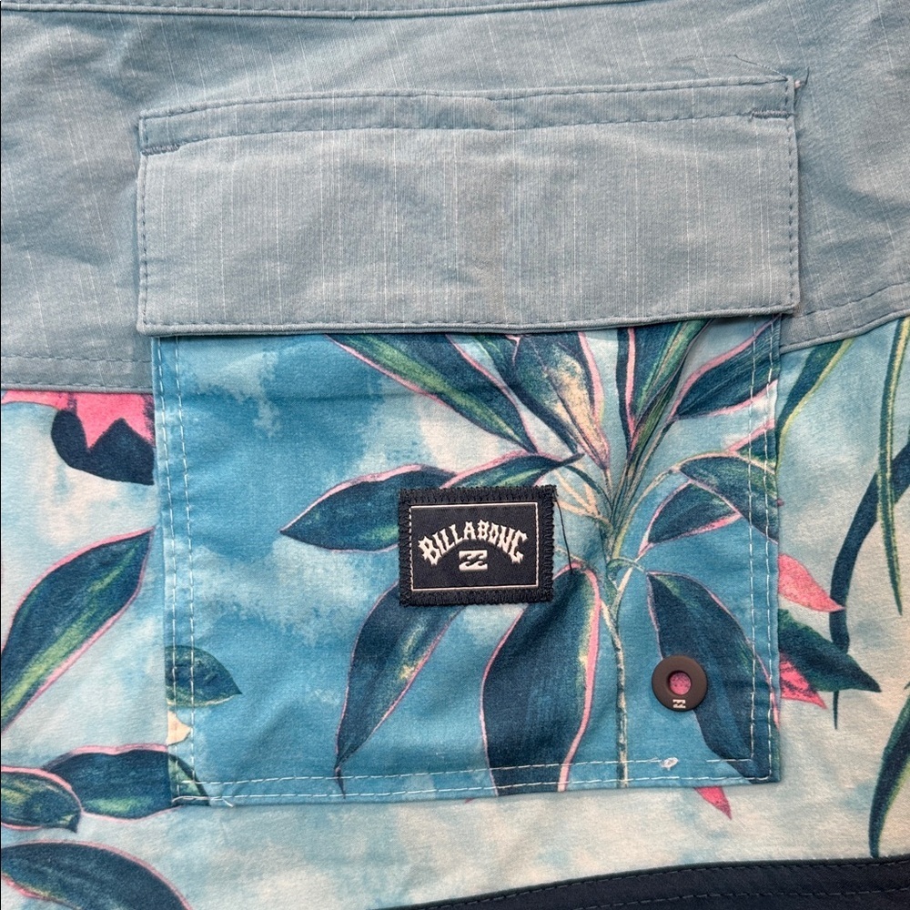 Billabong Men's Tropical Blue and Navy Board Shorts - Picture 6 of 6